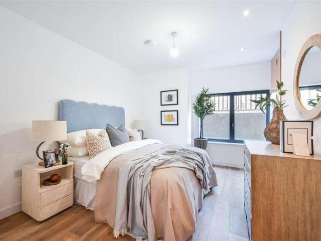 Flat for sale in Cottenham Park, Greater London