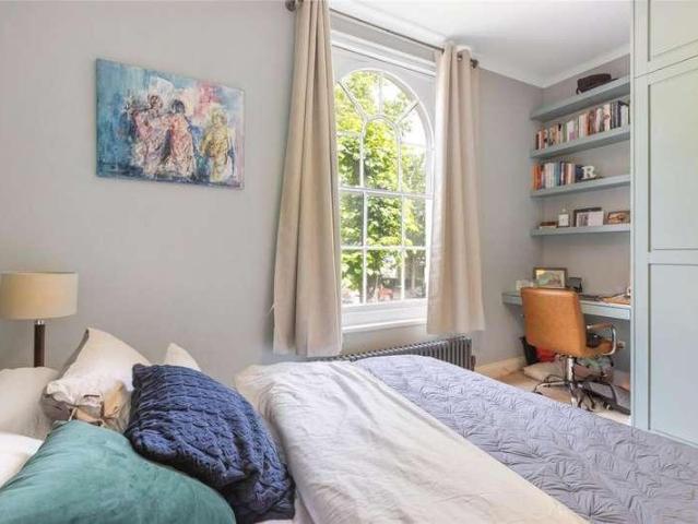 Flat for sale in Oval, Greater London