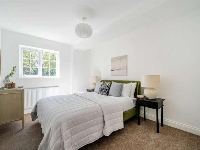 Flat for sale in Elmbridge, Surrey
