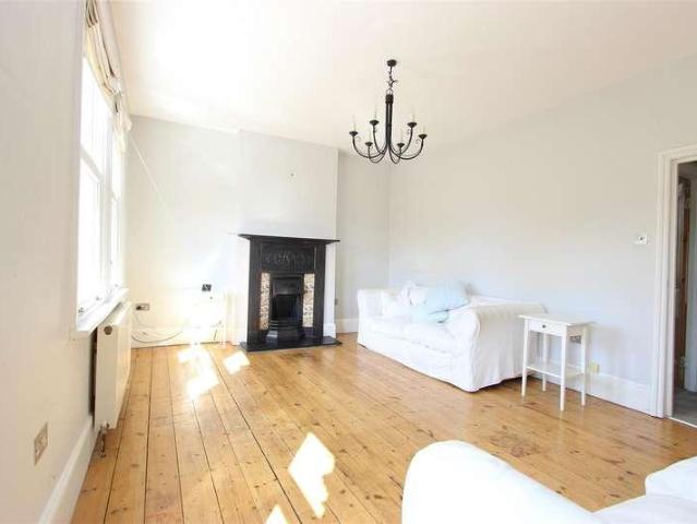 Flat for sale in Winchmore Hill, Edmonton