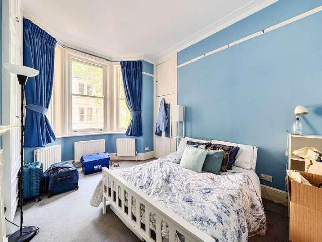Flat for sale in Oval, Greater London