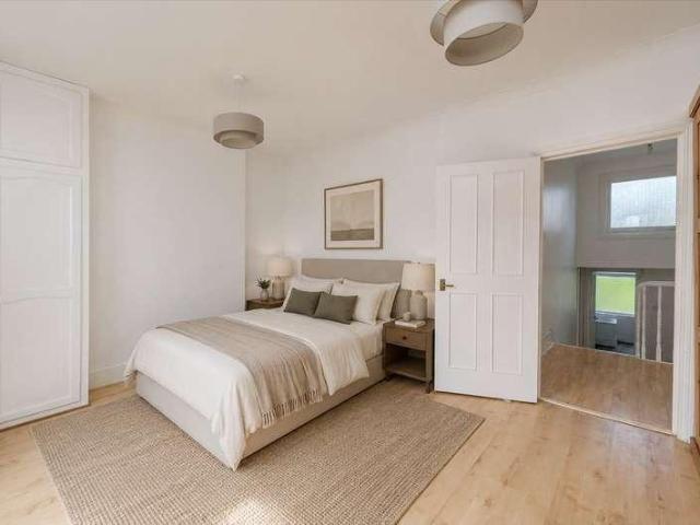 Flat for sale in Shepherd's Bush, Greater London
