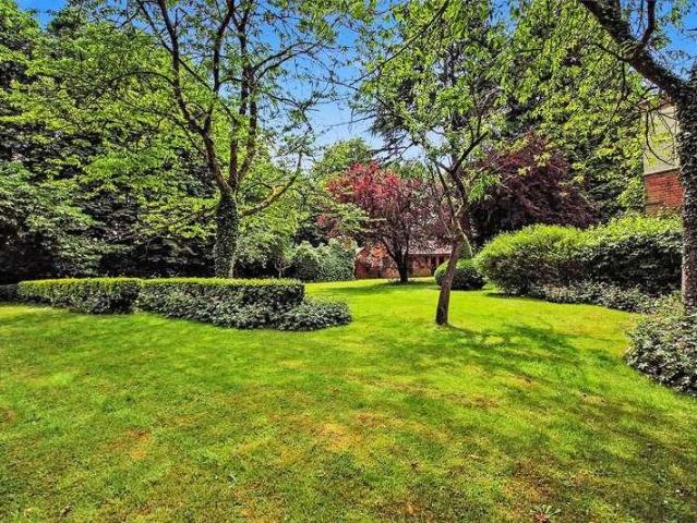Flat for sale in Sheerwater, Woking