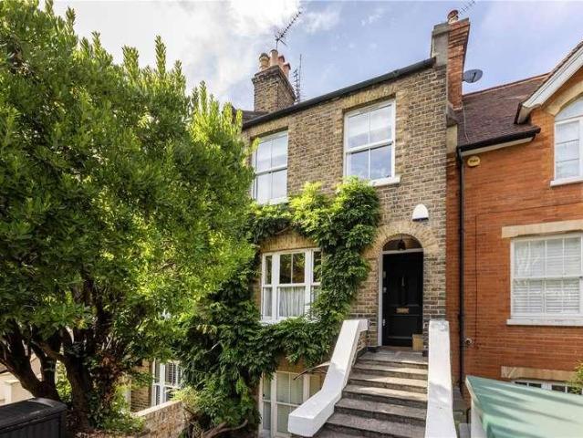 Flat for sale in Roehampton, Greater London