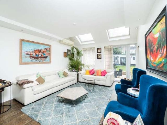 Flat for sale in Temple Fortune, Greater London