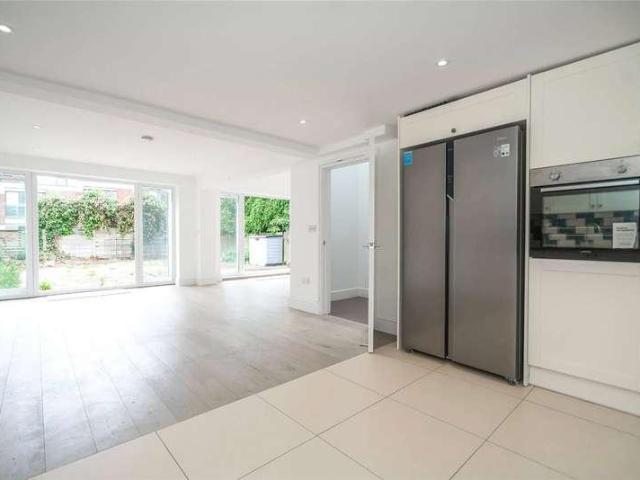 Flat for sale in Muswell Hill, Greater London