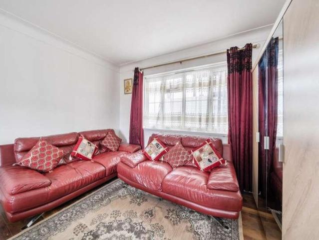 Flat for sale in Kingsbury, Greater London
