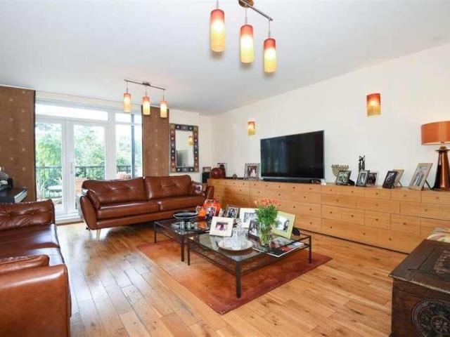 Flat for sale in Little Stanmore, Greater London