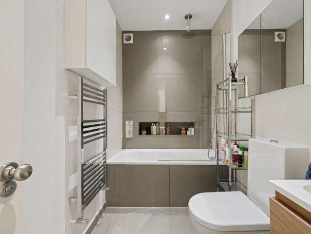 Flat for sale in Brownswood Park, Stoke Newington