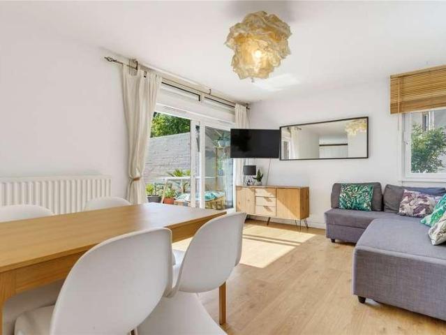 Flat for sale in Clapham, Greater London