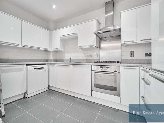 Flat for sale in London Borough of Hounslow, Greater London