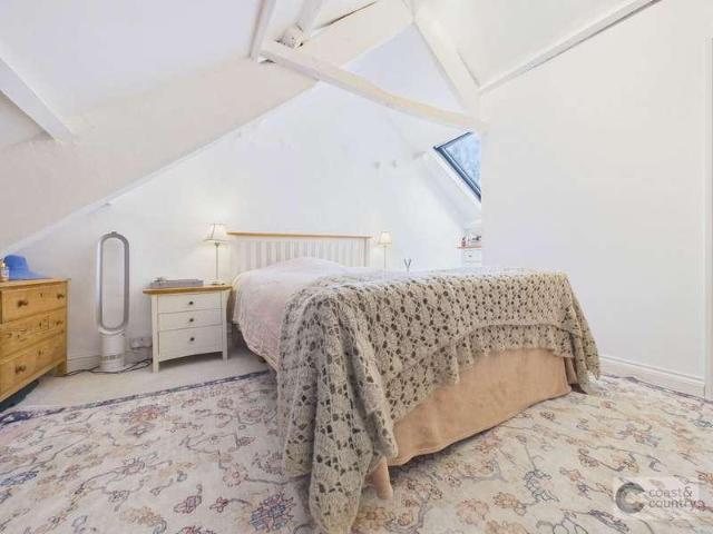 Flat for sale in Compton, Strode