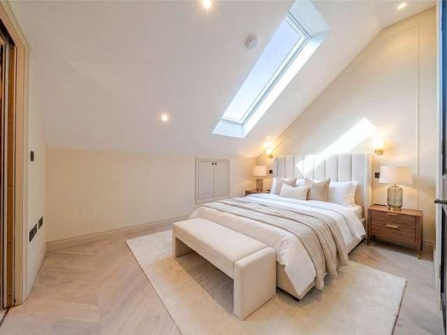 Flat for sale in London Borough of Ealing, Greater London