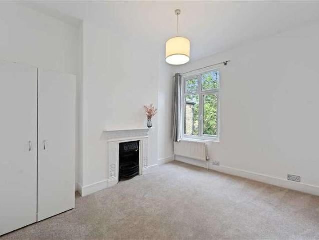 Flat for sale in London Borough of Merton, Collier's Wood