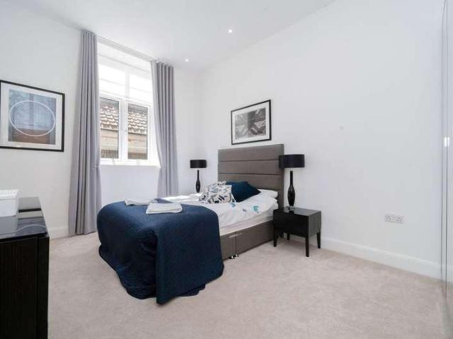 Flat for sale in Iver, Richings Park