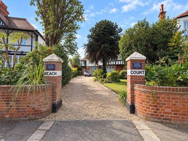 Flat for sale in Alton Barnes, Essex