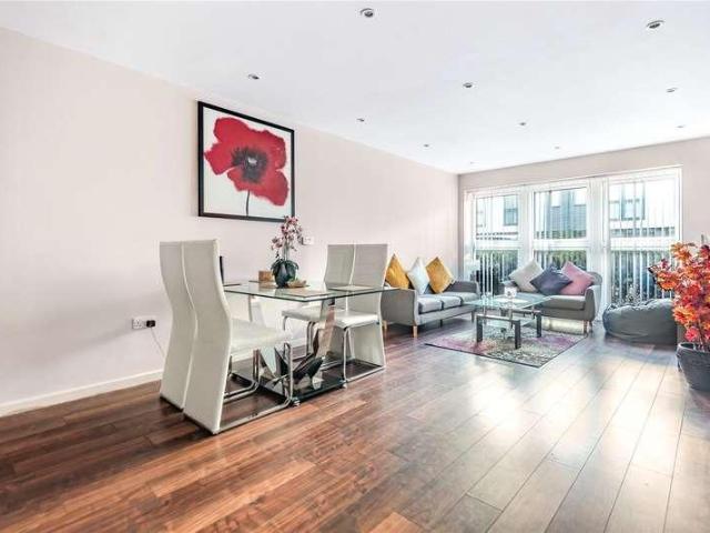 Flat for sale in Little Stanmore, Greater London