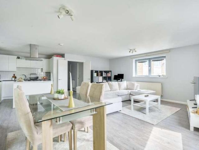Flat for sale in Streatham, Greater London