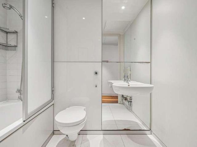 Flat for sale in Battersea, Greater London