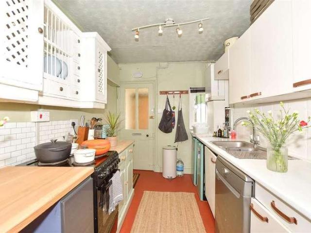 Flat for sale in Folkestone, Foord