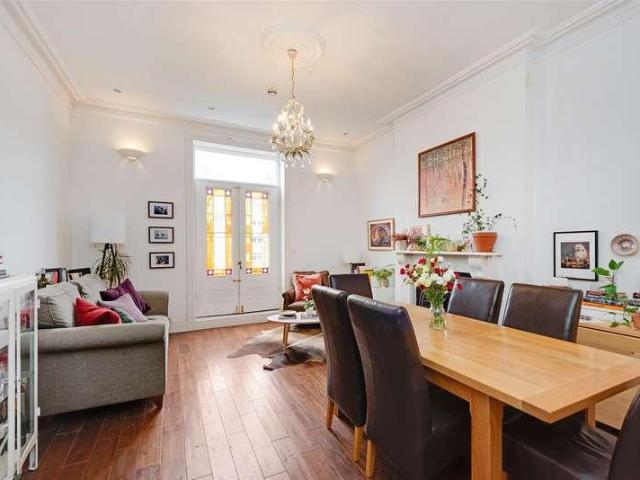 Flat for sale in Queen's Park, Greater London