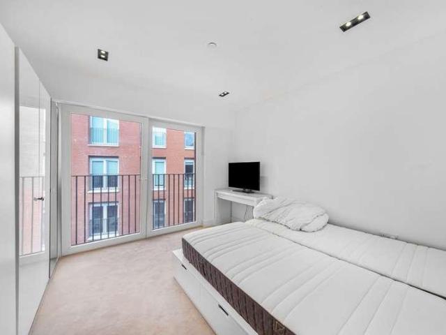 Flat for sale in Vauxhall, Greater London