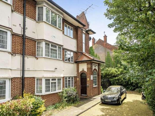Flat for sale in Lane, Greater London