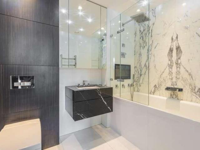 Flat for sale in Kensington, Greater London