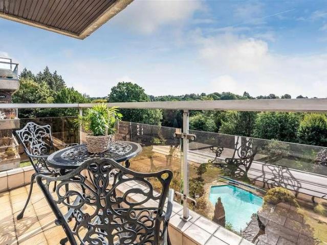 Flat for sale in Hurst Green, Tandridge