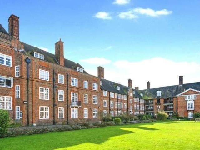 Flat for sale in Golders Green, Greater London