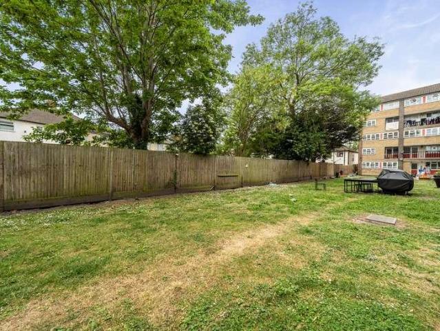 Flat for sale in Milford, Fole