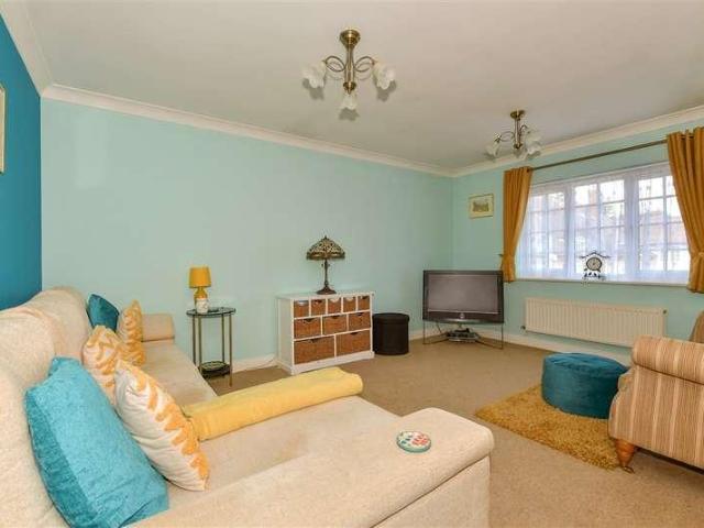 Flat for sale in Beltinge, The Bridge