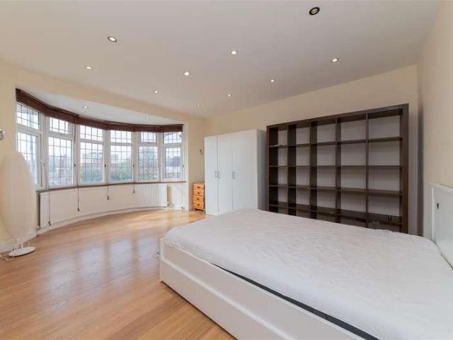 Flat for sale in Mill Hill, Greater London