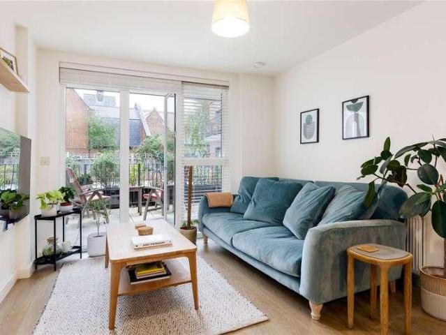 Flat for sale in London Borough of Wandsworth, Greater London