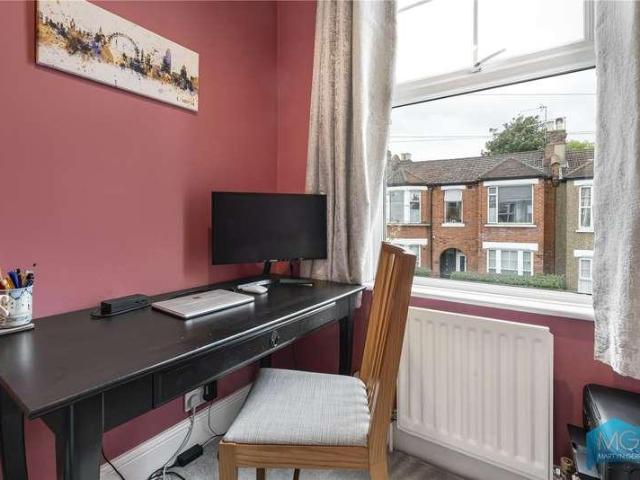 Flat for sale in Finchley, Greater London