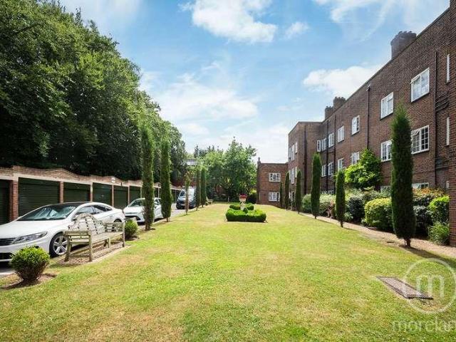 Flat for sale in Temple Fortune, Greater London