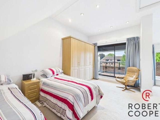 Flat for sale in Pinner, Eastcote