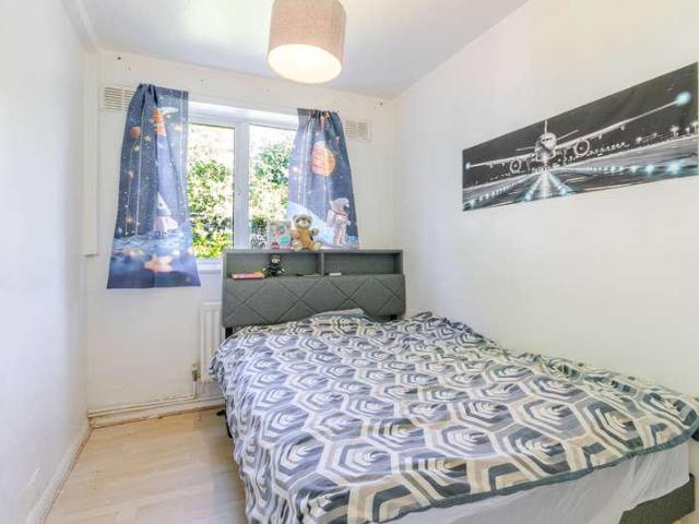 Flat for sale in North Watford, Hertfordshire