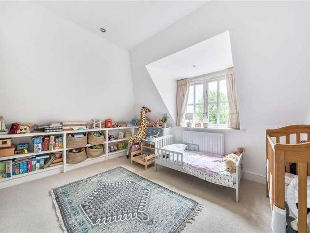 Flat for sale in Lower Bourne, Fole