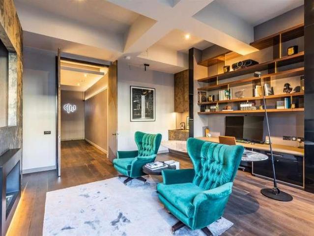 Flat for sale in Clapham, Greater London
