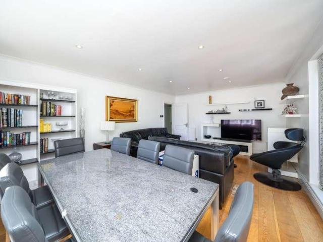 Flat for sale in Golders Green, Greater London