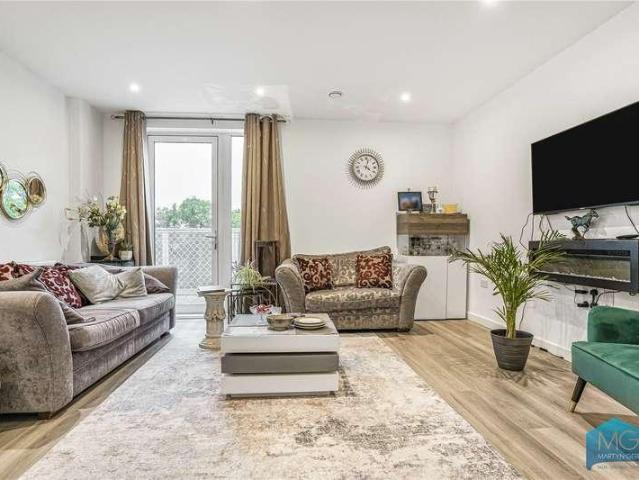 Flat for sale in Mill Hill, Greater London