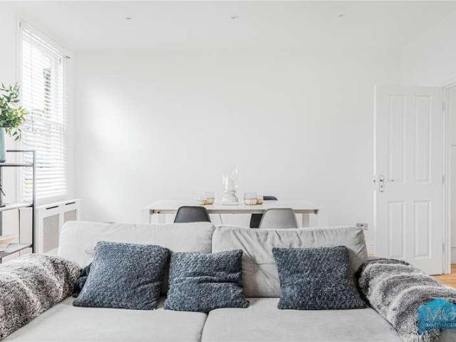 Flat for sale in Stroud Green, Greater London