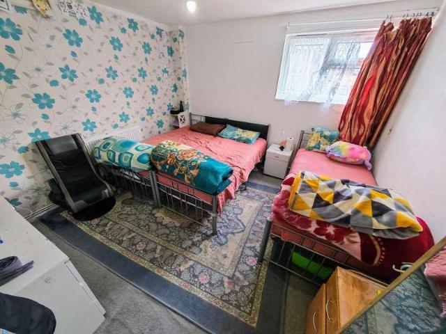 Flat for sale in London Borough of Ealing, Greater London