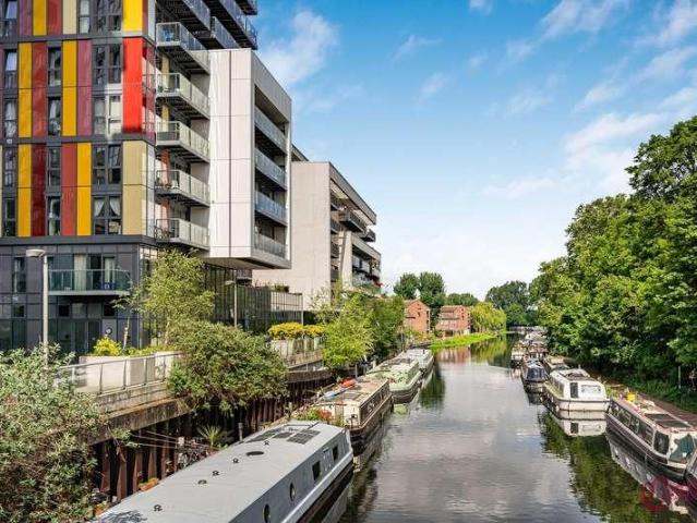 Flat for sale in Clapton Park, Greater London