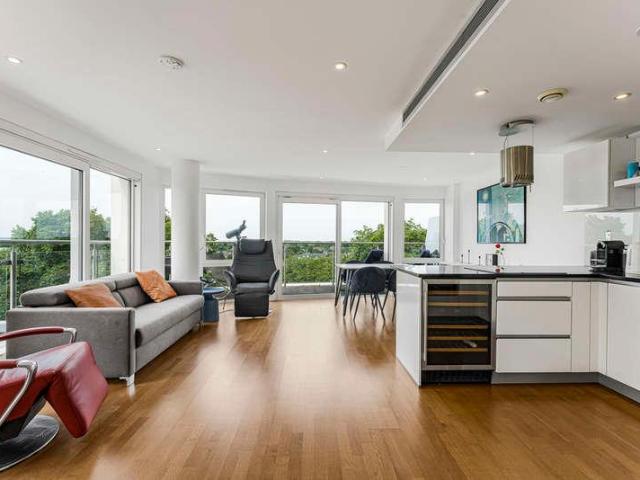 Flat for sale in Norbiton, Greater London