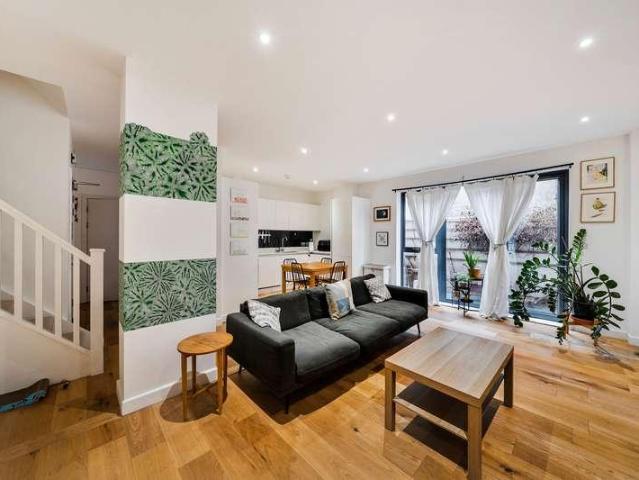Flat for sale in Browning Estate, Greater London