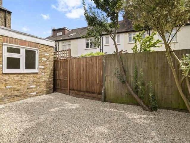Flat for sale in Clapham Junction, Greater London