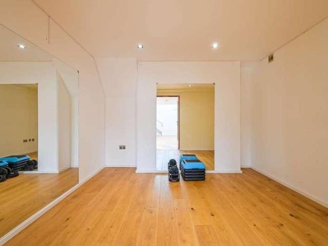 Flat for sale in London Yard, Isle Of Dogs