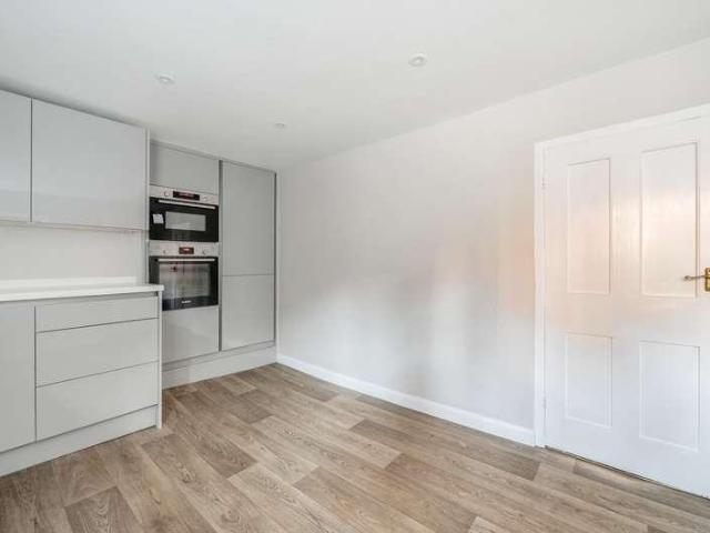 Flat for sale in Holloway Hill, Fole